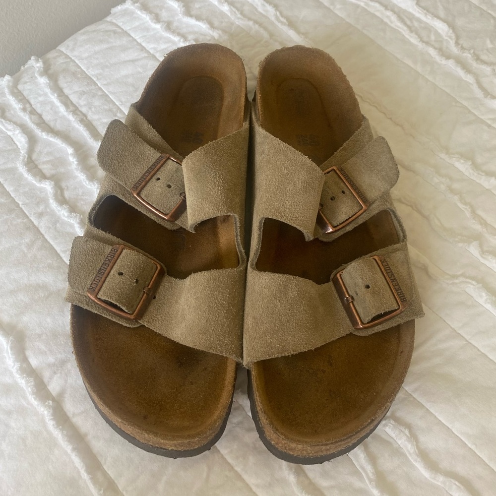 Barely worn Arizona Birkenstocks in taupe
